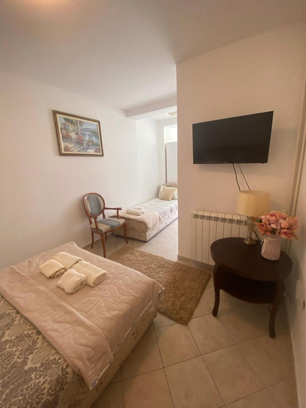 Miomir Perazic Apartments Petrovac Ngoại thất bức ảnh