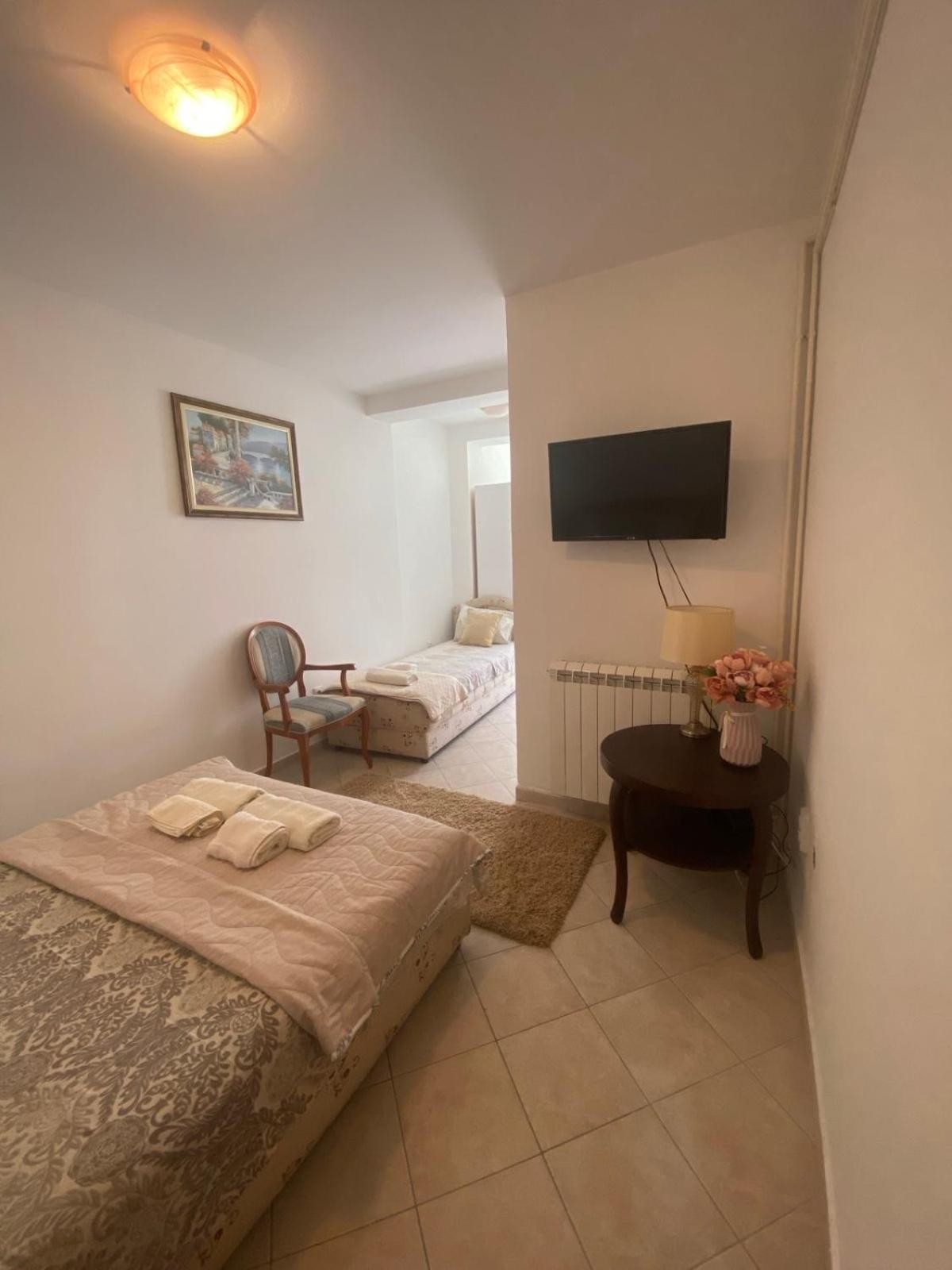 Miomir Perazic Apartments Petrovac Ngoại thất bức ảnh