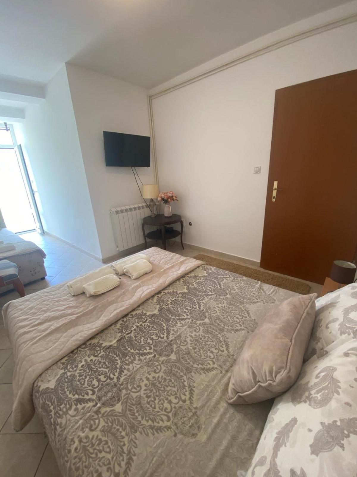 Miomir Perazic Apartments Petrovac Ngoại thất bức ảnh